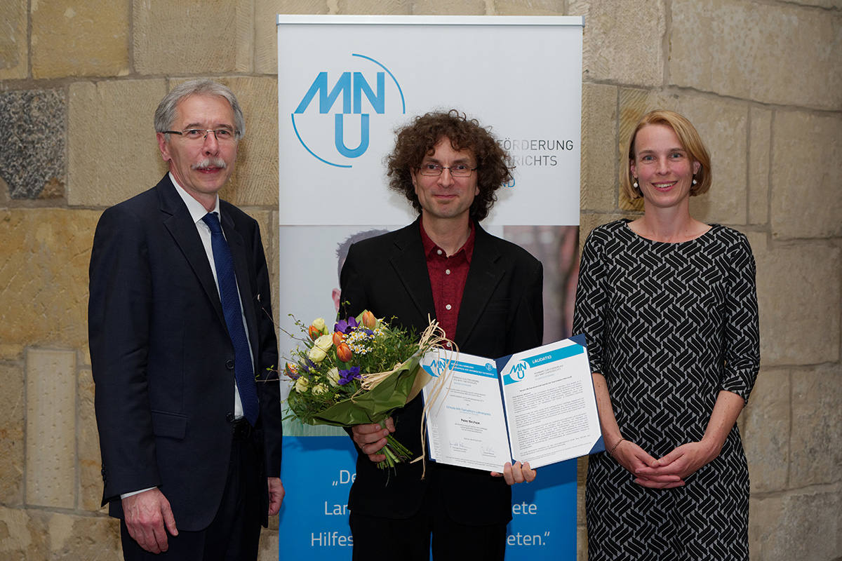 Gerhard Röhner MNU Bundesvorstand, Preisträger Peter Brichzin, Prof. Dr. Verena Wolf vom Preisstifter Saarbrücker Informatik