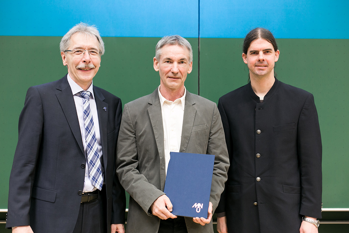 Gerhard Röhner vom MNU, der Preisträger Klaus Becker und Prof. Dr. Markus Bläser, Universität Saarbrücken