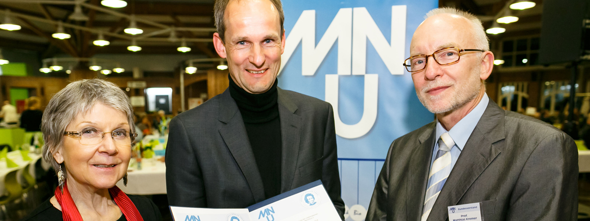 v.l.n.r: Dr. Sabine Bertram, Fond der chemischen Industrie, Wöhler-Preisträger Dr. Stephan Kienast, Prof. Matthias Kremer, MNU-Bundesvorstand